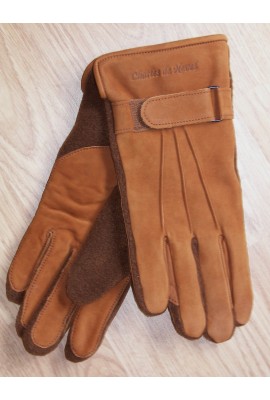 woman gloves in leather and polar